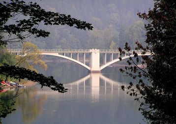 Most přes přehradu